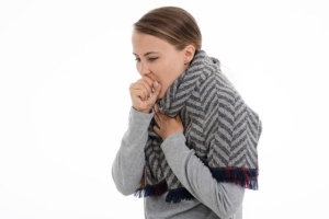 喘息で咳をする女性