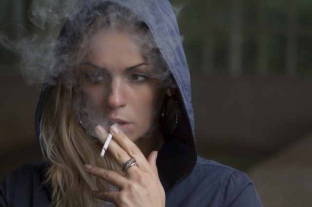 たばこを吸う女性