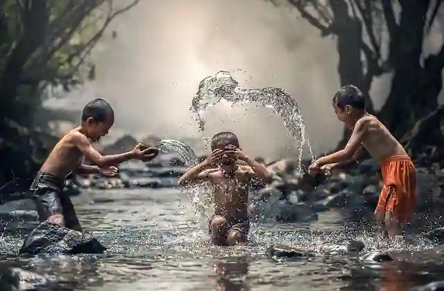 水遊びをする子供たち