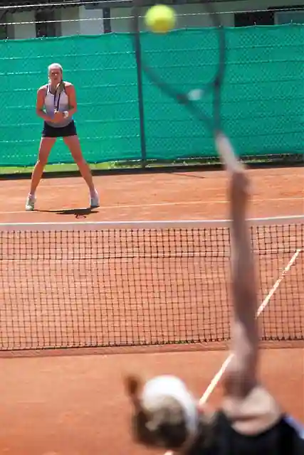 テニスをしてる女性