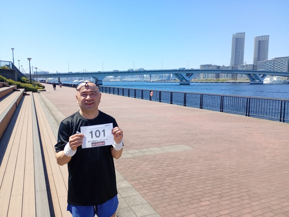 ゼッケンを手にレース後写真をとる