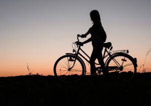 自転車を押す女性